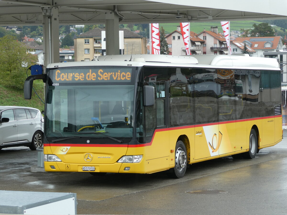 (240'182) - CarPostal Ouest - VD 570'810 - Mercedes (ex SAPJV, L'Isle Nr. 66) am 24. September 2022 in Moudon, Tankstelle Faucherre