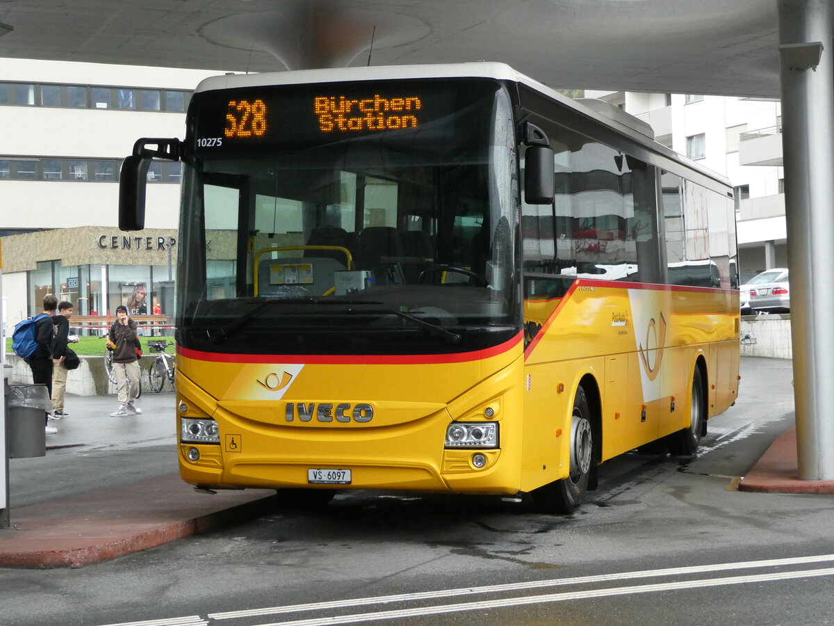 (240'723) - Autotour, Visp - VS 6097 - Iveco am 8. Oktober 2022 beim Bahnhof Visp