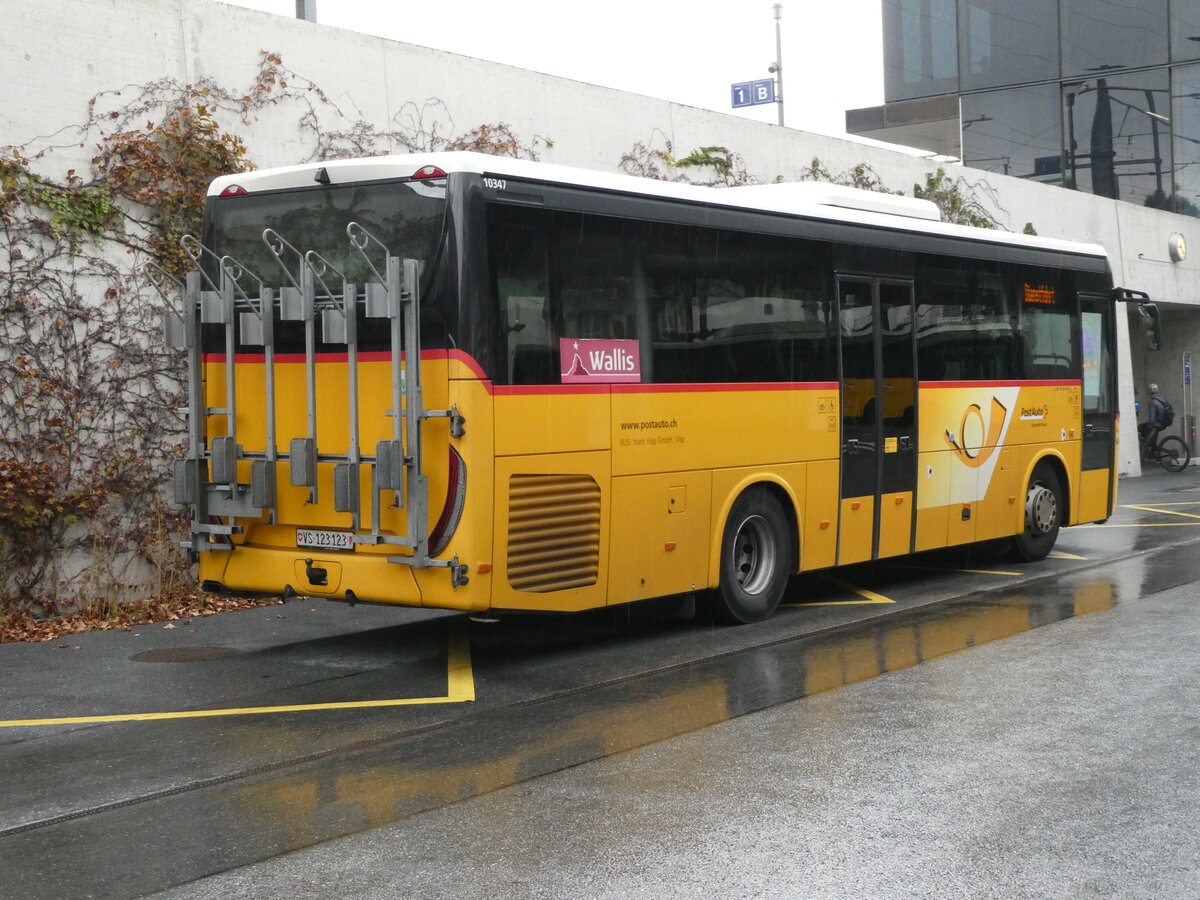 (240'728) - BUS-trans, Visp - VS 123'123 - Iveco am 8. Oktober 2022 beim Bahnhof Visp