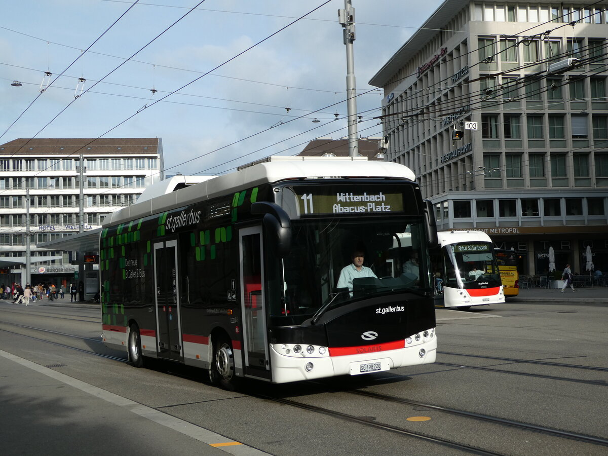 (241'020) - St. Gallerbus, St. Gallen - Nr. 220/SG 198'220 - Solaris am 11. Oktober 2022 beim Bahnhof St. Gallen