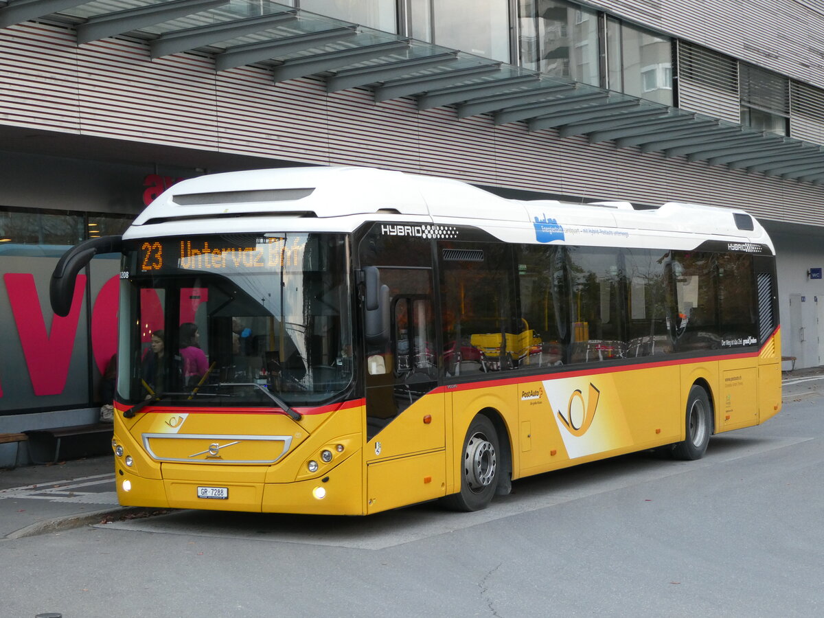 (241'159) - Dnser, Trimmis - GR 7288 - Volvo am 12. Oktober 2022 beim Bahnhof Landquart