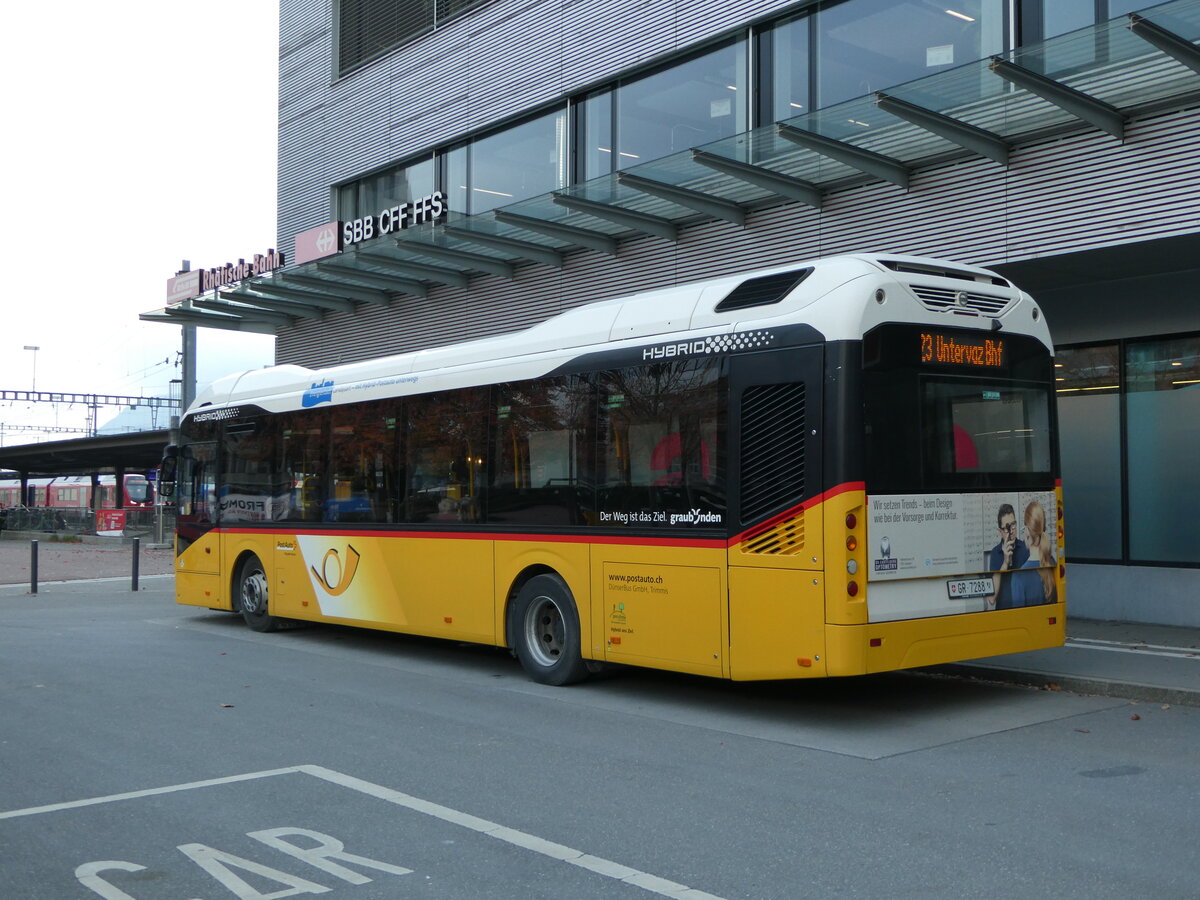 (241'160) - Dnser, Trimmis - GR 7288 - Volvo am 12. Oktober 2022 beim Bahnhof Landquart