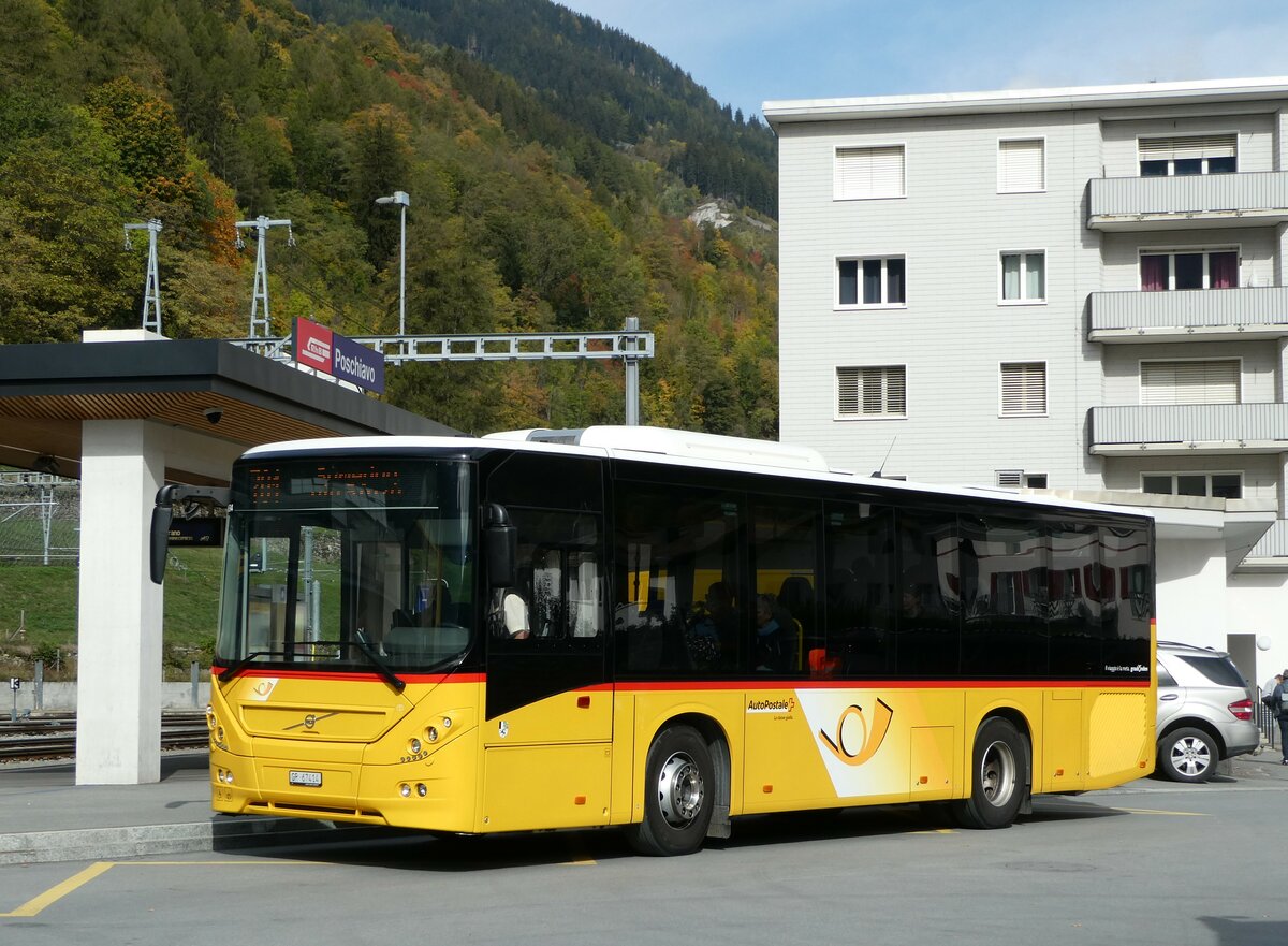 (241'220) - Balzarolo, Poschiavo - GR 67'414 - Volvo am 13. Oktober 2022 beim Bahnhof Poschiavo