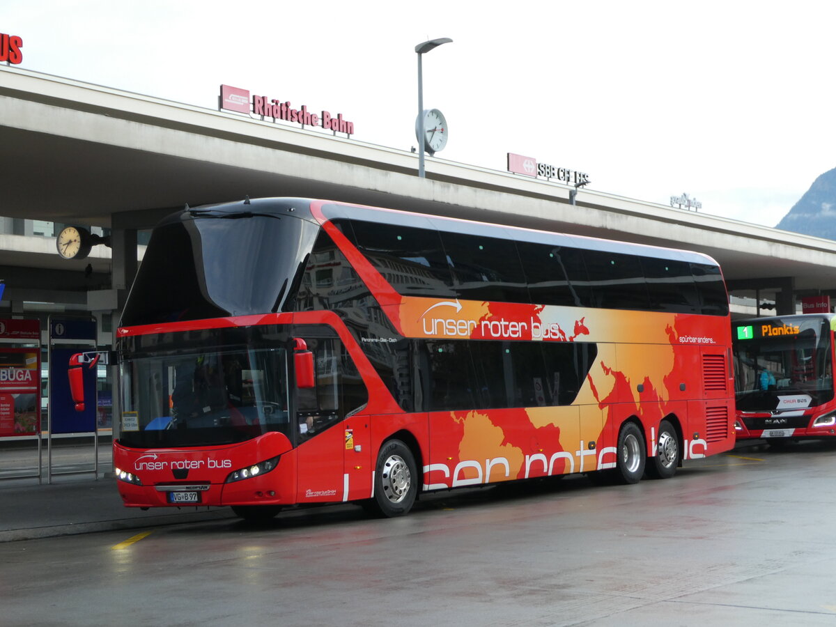 (241'274) - Aus Deutschland: Unser Roter Bus, Ueckermnde - VG-B 97 - Neoplan am 14. Oktober 2022 beim Bahnhof Chur