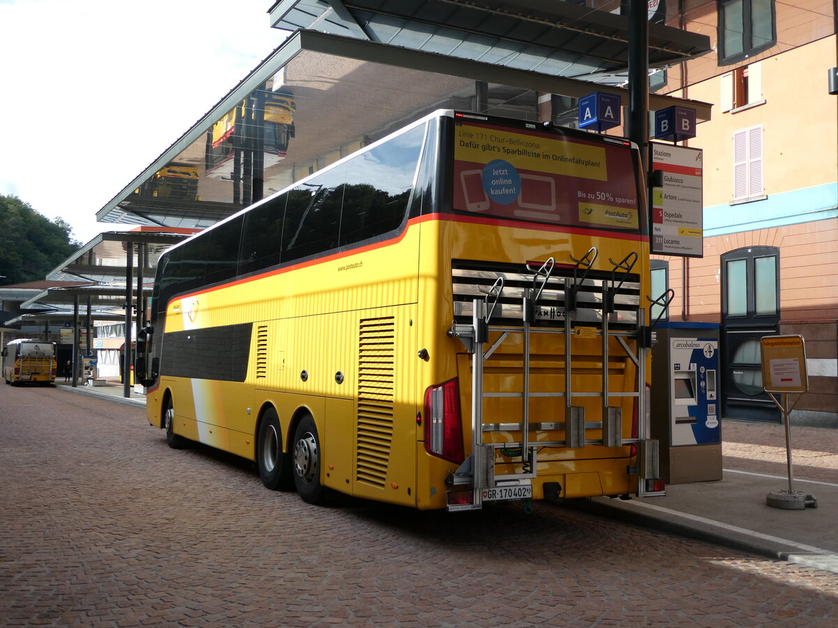 (241'295) - PostAuto Graubnden - GR 170'402 - Van Hool am 14. Oktober 2022 beim Bahnhof Bellinzona