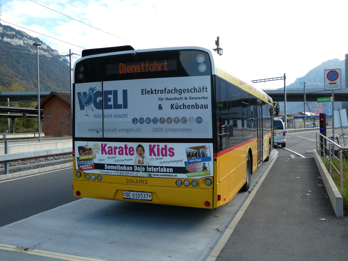 (241'465) - PostAuto Bern - BE 610'537 - Solaris am 18. Oktober 2022 beim Bahnhof Interlaken Ost