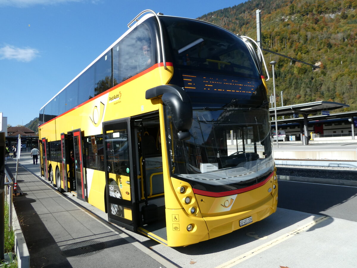 (241'499) - PostAuto Ostschweiz - SG 451'109 - Alexander Dennis (ex CarPostal Ouest; ex PostAuto Ostschweiz SG 445'308) am 18. Oktober 2022 beim Bahnhof Interlaken Ost