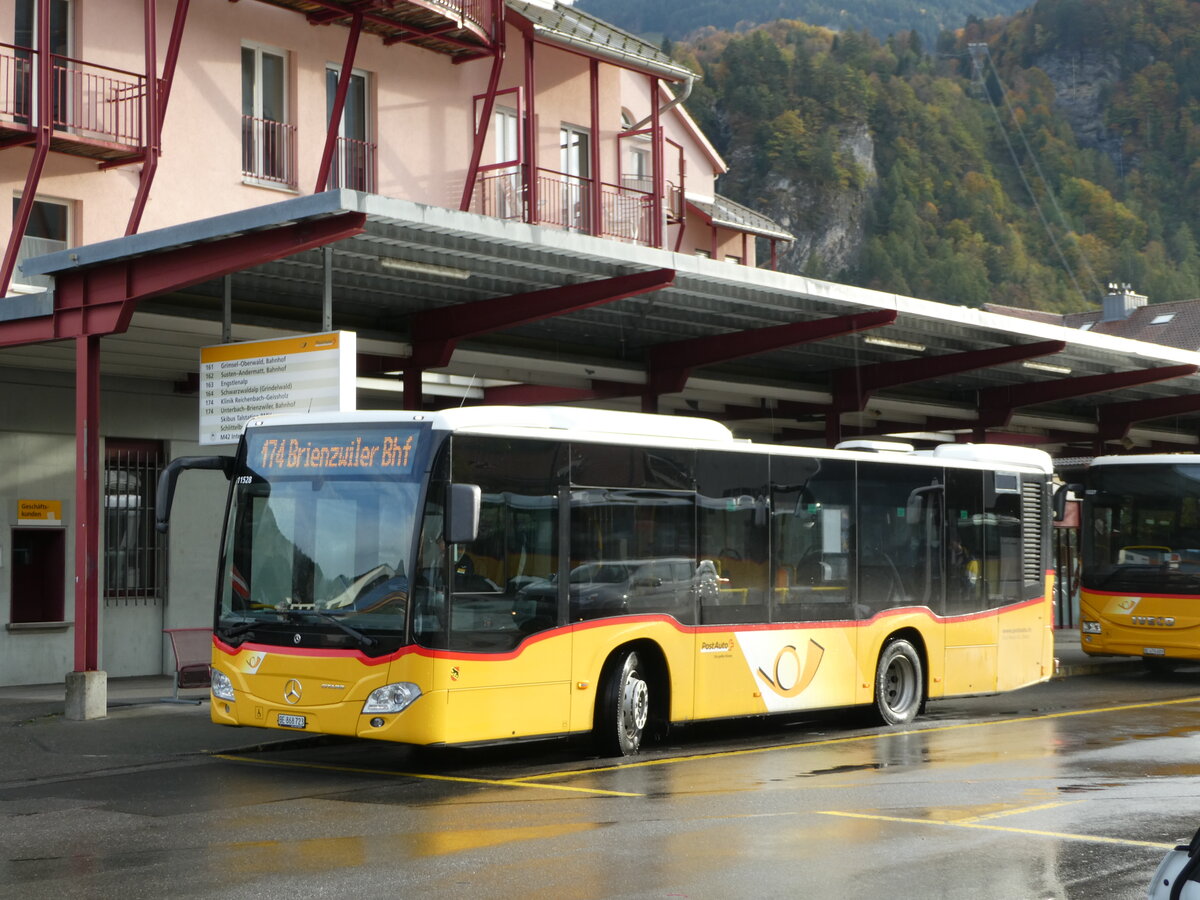 (241'697) - Flck, Brienz - Nr. 23/BE 868'723 - Mercedes am 22. Oktober 2022 in Meiringen, Postautostation