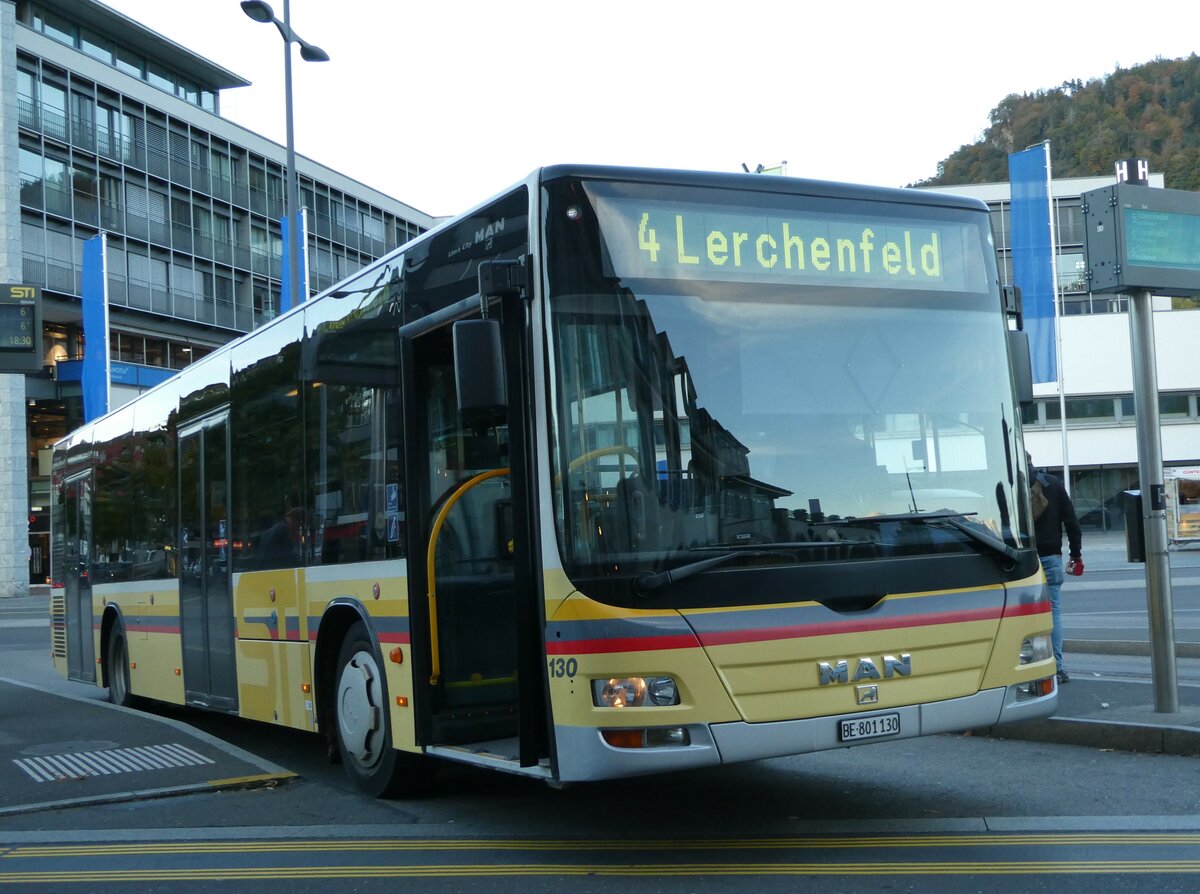 (241'799) - STI Thun - Nr. 130/BE 801'130 - MAN am 22. Oktober 2022 beim Bahnhof Thun