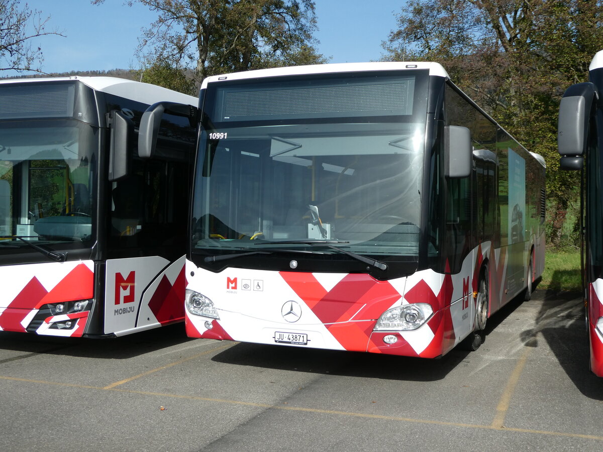 (241'940) - CarPostal Ouest - JU 43'871 - Mercedes am 29. Oktober 2022 in Develier, Parkplatz