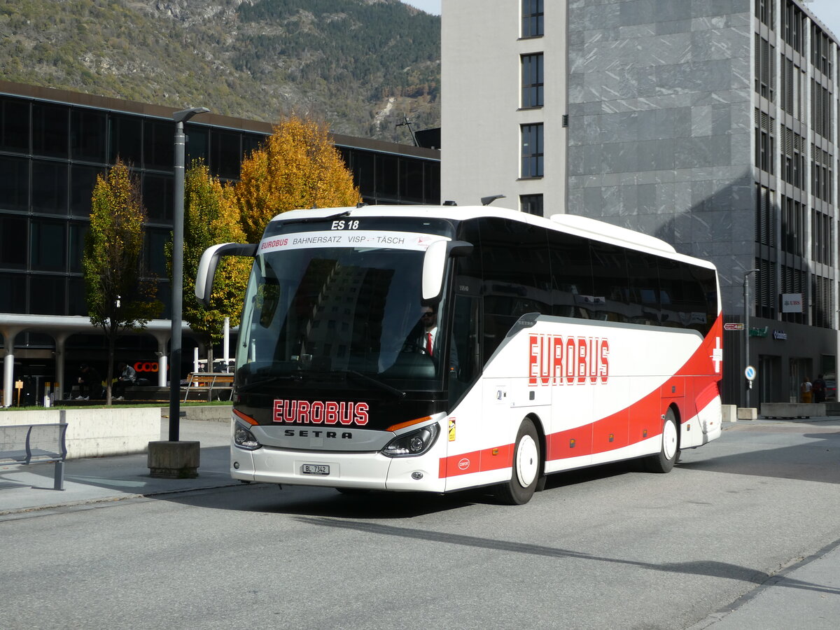 (241'981) - Saner, Laufen - Nr. 18/BL 7342 - Setra am 30. Oktober 2022 beim Bahnhof Visp