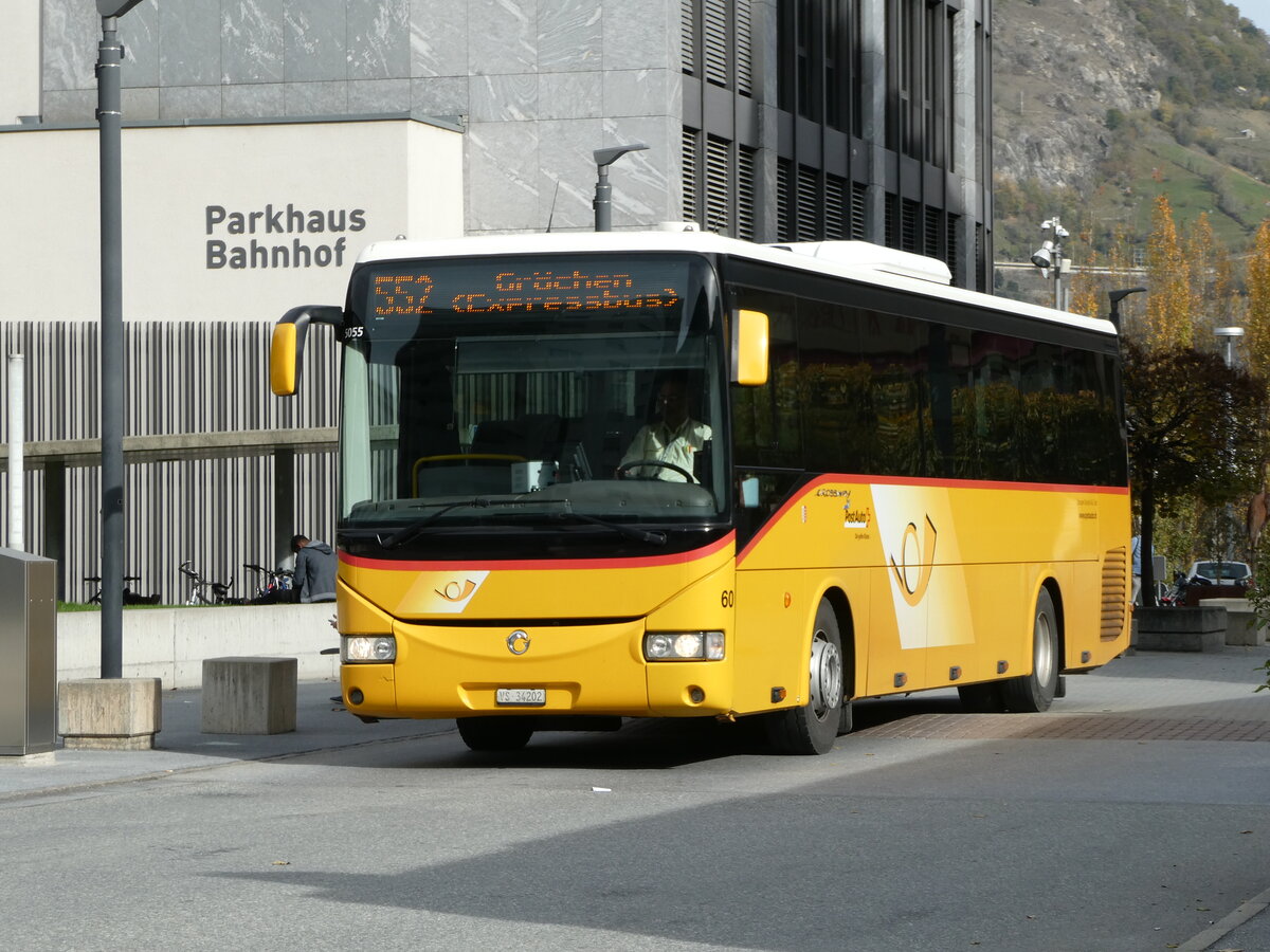 (241'996) - Zerzuben, Visp-Eyholz - Nr. 60/VS 34'202 - Irisbus (ex Nr. 61) am 30. Oktober 2022 beim Bahnhof Visp