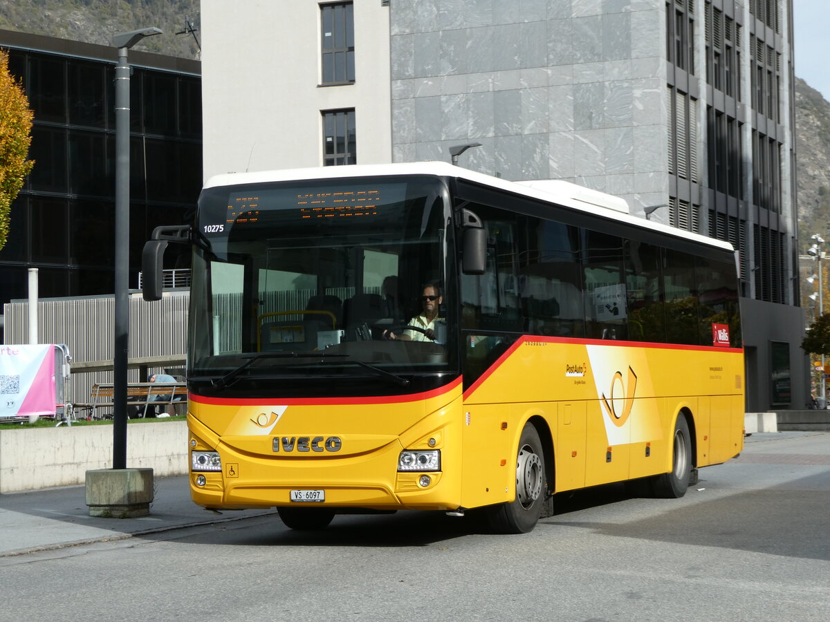 (241'997) - Autotour, Visp - VS 6097 - Iveco am 30. Oktober 2022 beim Bahnhof Visp