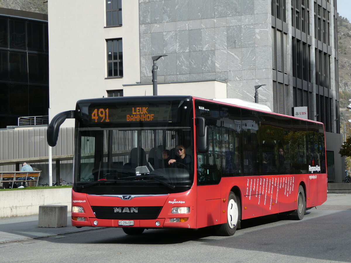 (241'999) - Ruffiner, Turtmann - VS 284'093 - MAN am 30. Oktober 2022 beim Bahnhof Visp