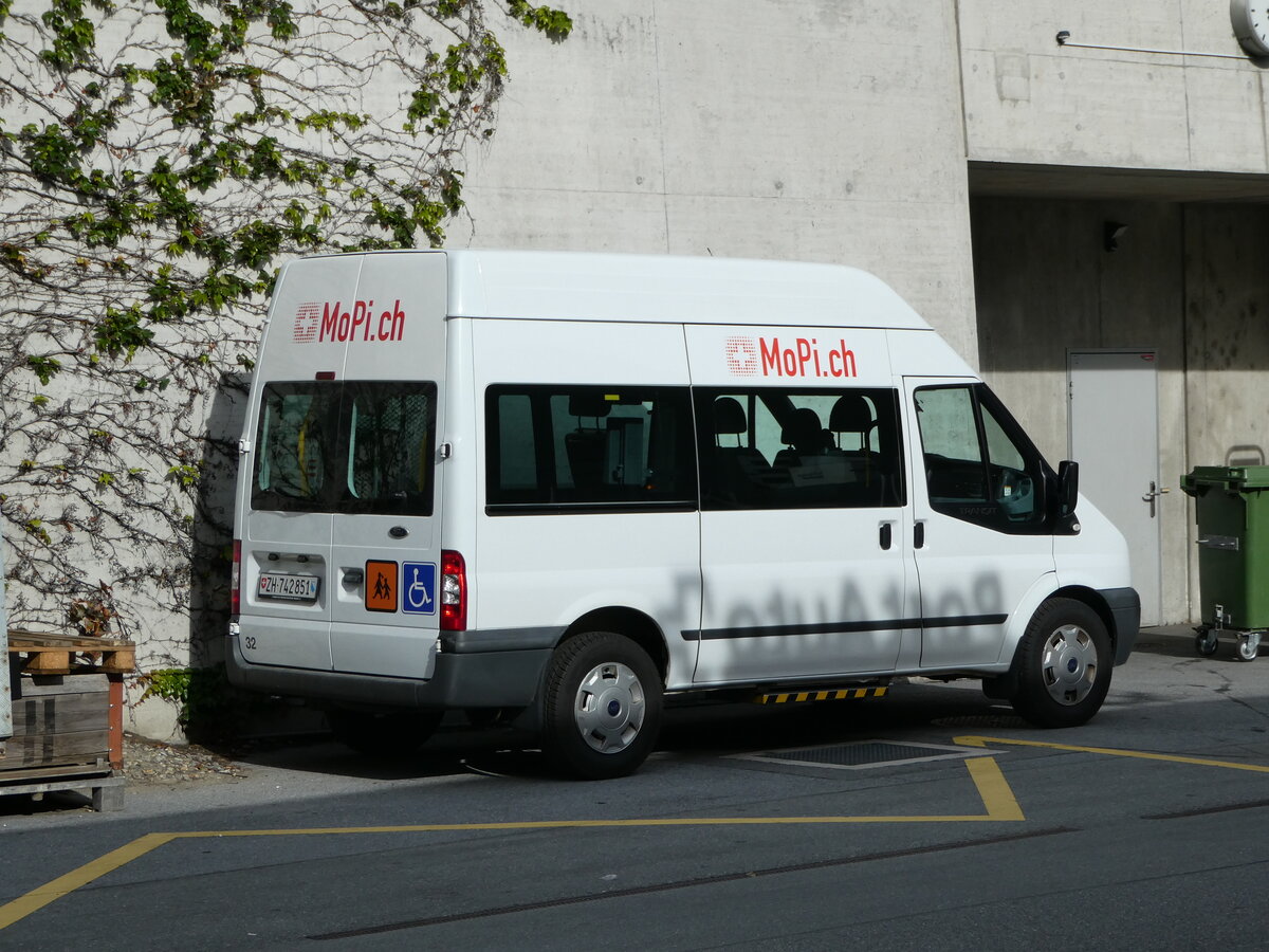 (242'002) - MoPi.ch, Schbelbach - Nr. 32/ZH 742'851 - Ford am 30. Oktober 2022 beim Bahnhof Visp