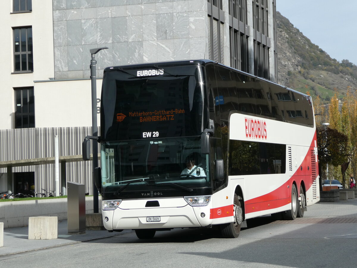 (242'009) - Welti-Furrer, Bassersdorf - Nr. 29/ZH 5029 - Van Hool am 30. Oktober 2022 beim Bahnhof Visp