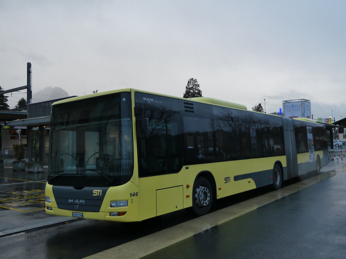 (242'105) - STI Thun - Nr. 146/BE 801'146 - MAN am 5. November 2022 beim Bahnhof Spiez