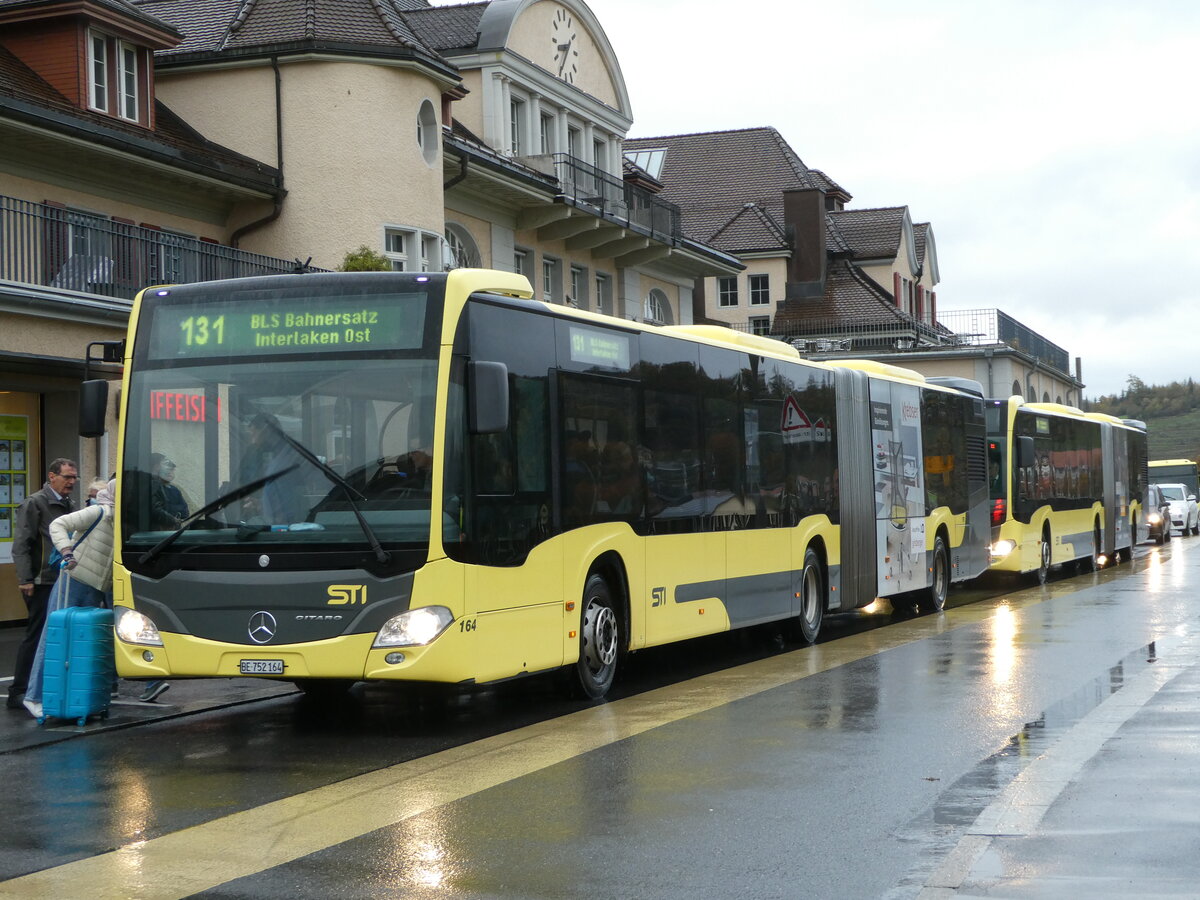 (242'113) - STI Thun - Nr. 164/BE 752'164 - Mercedes am 5. November 2022 beim Bahnhof Spiez