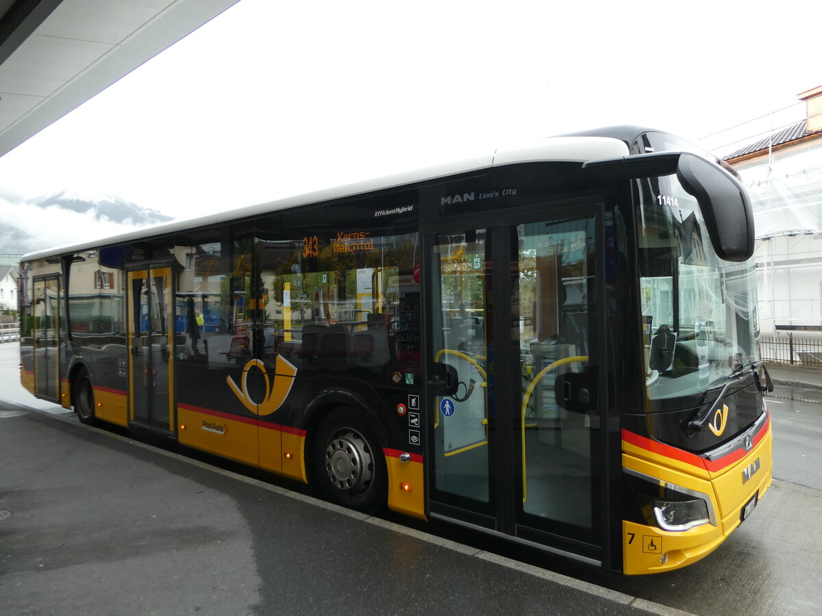 (242'170) - PostAuto Zentralschweiz - Nr. 7/OW 10'040 - MAN am 5. November 2022 beim Bahnhof Sarnen