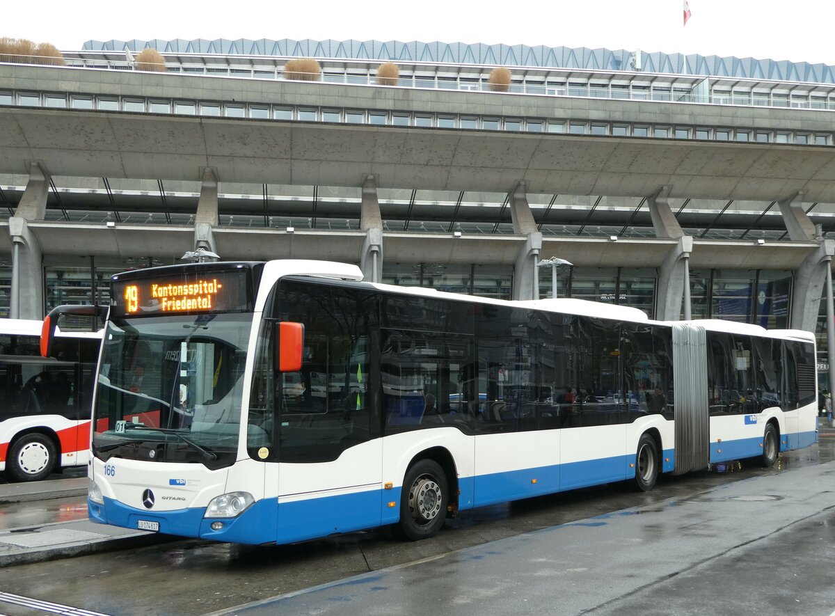 (242'185) - VBL Luzern - Nr. 166/LU 174'617 - Mercedes am 5. November 2022 beim Bahnhof Luzern