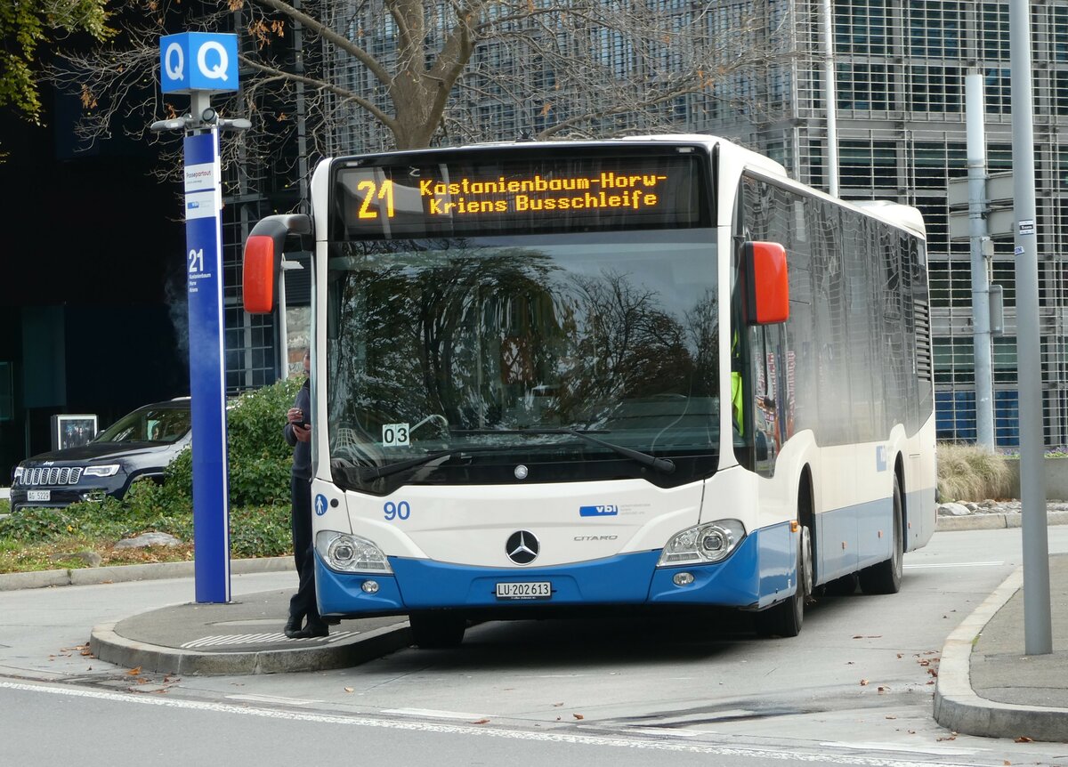 (242'221) - VBL Luzern - Nr. 91/LU 202'613 - Mercedes am 6. November 2022 beim Bahnhof Luzern