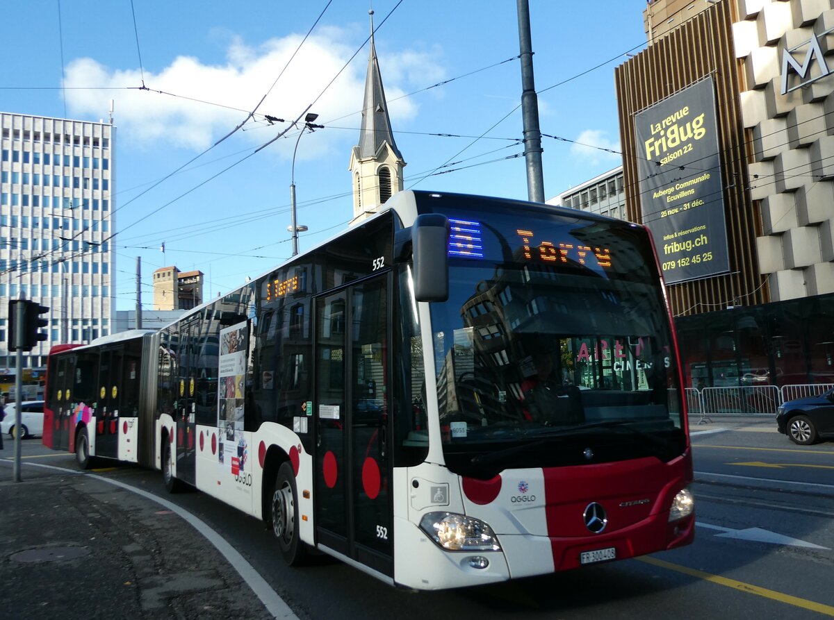 (242'377) - TPF Fribourg - Nr. 552/FR 300'408 - Mercedes am 10. November 2022 in Fribourg, Rue Pierre-Kaelin