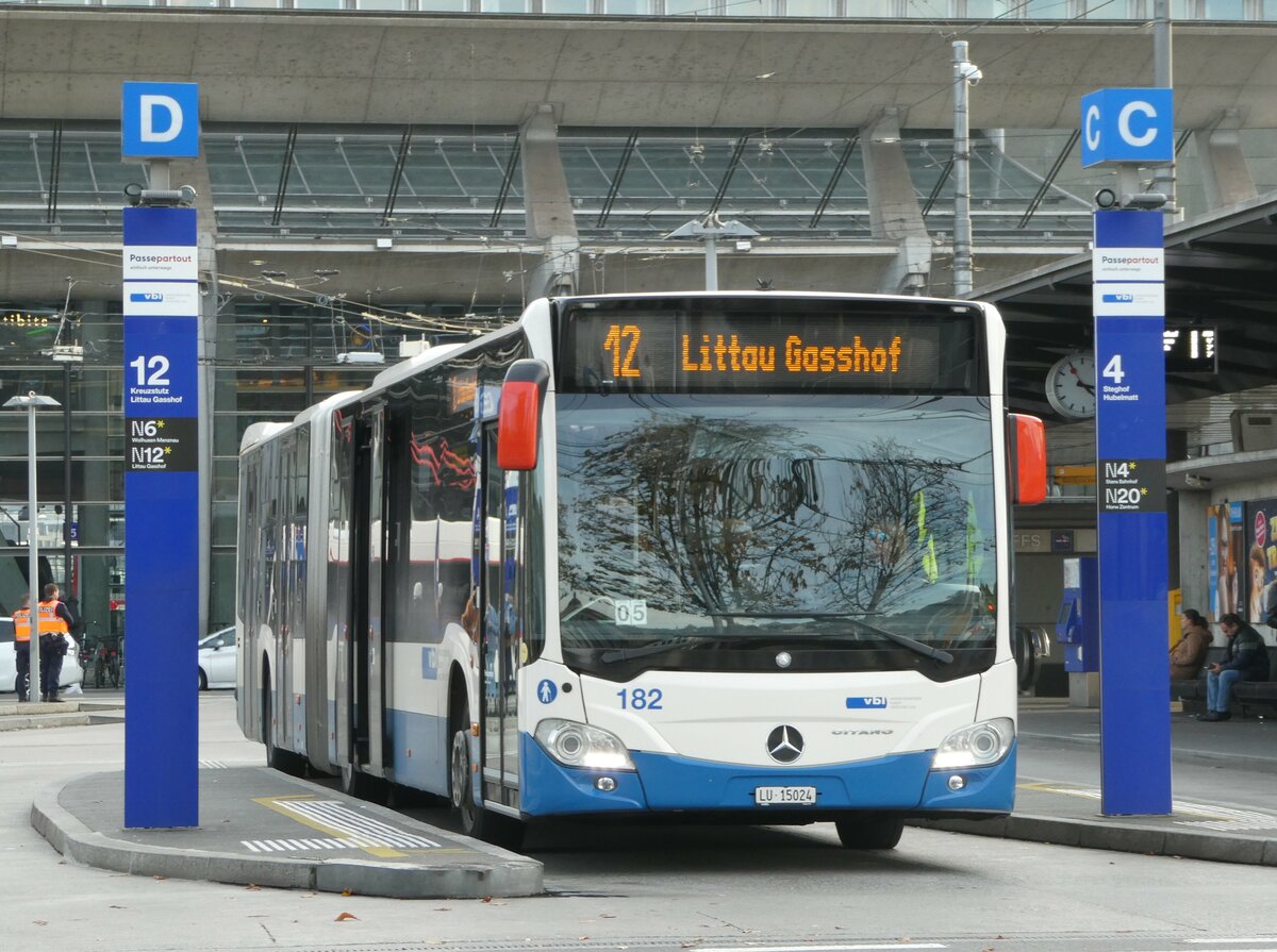 (242'433) - VBL Luzern - Nr. 182/LU 15'024 - Mercedes am 11. November 2022 beim Bahnhof Luzern