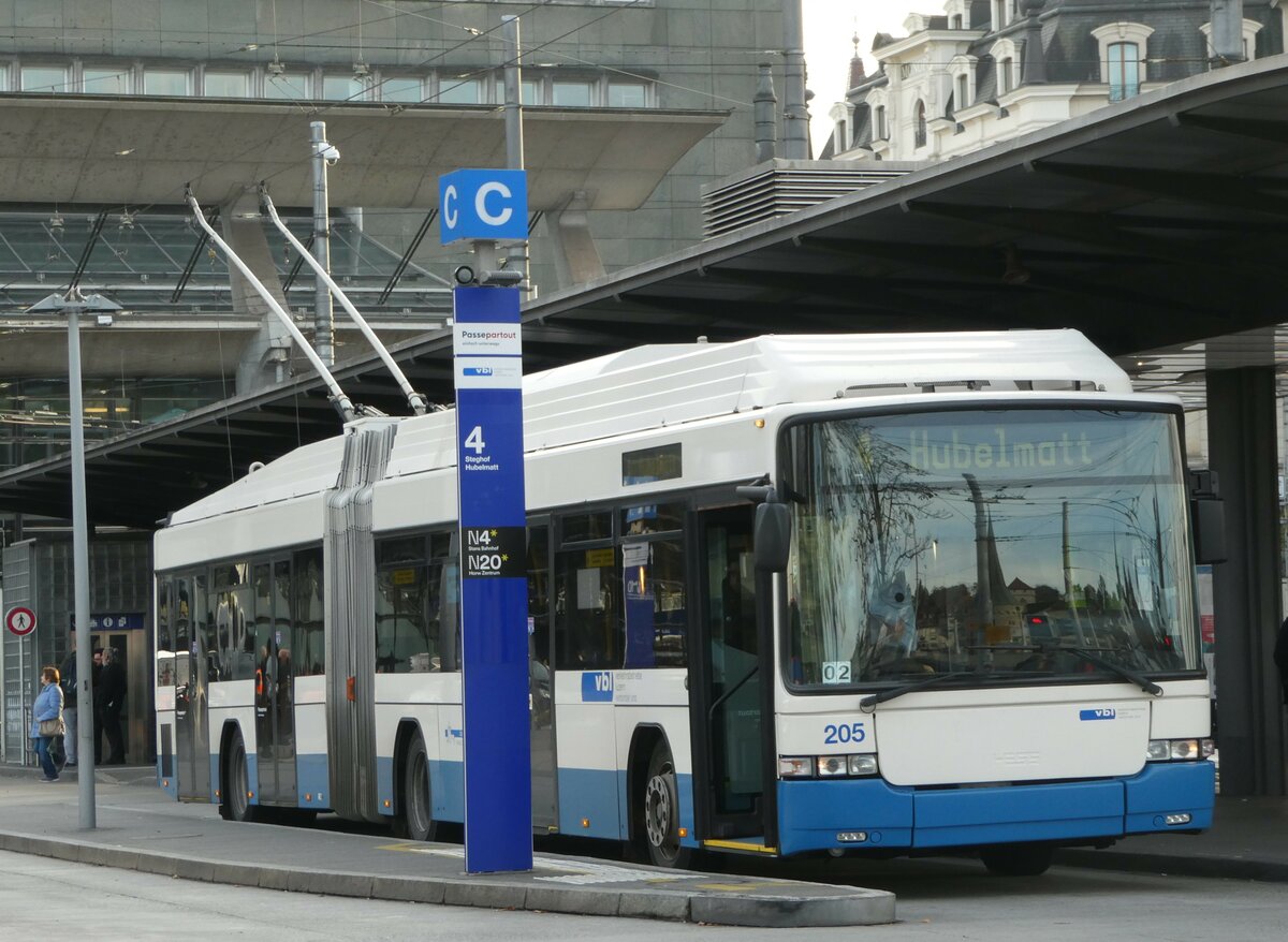 (242'441) - VBL Luzern - Nr. 205 - Hess/Hess Gelenktrolleybus am 11. November 2022 beim Bahnhof Luzern