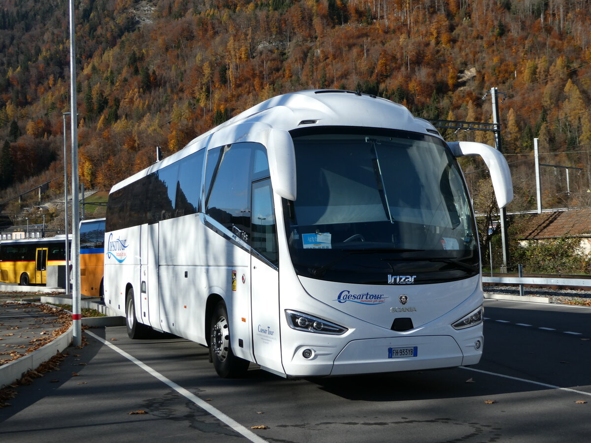 (243'045) - Aus Italien: Caesartour, Milano - FH-933 YB - Scania/Irizar am 20. November 2022 beim Bahnhof Interlaken Ost