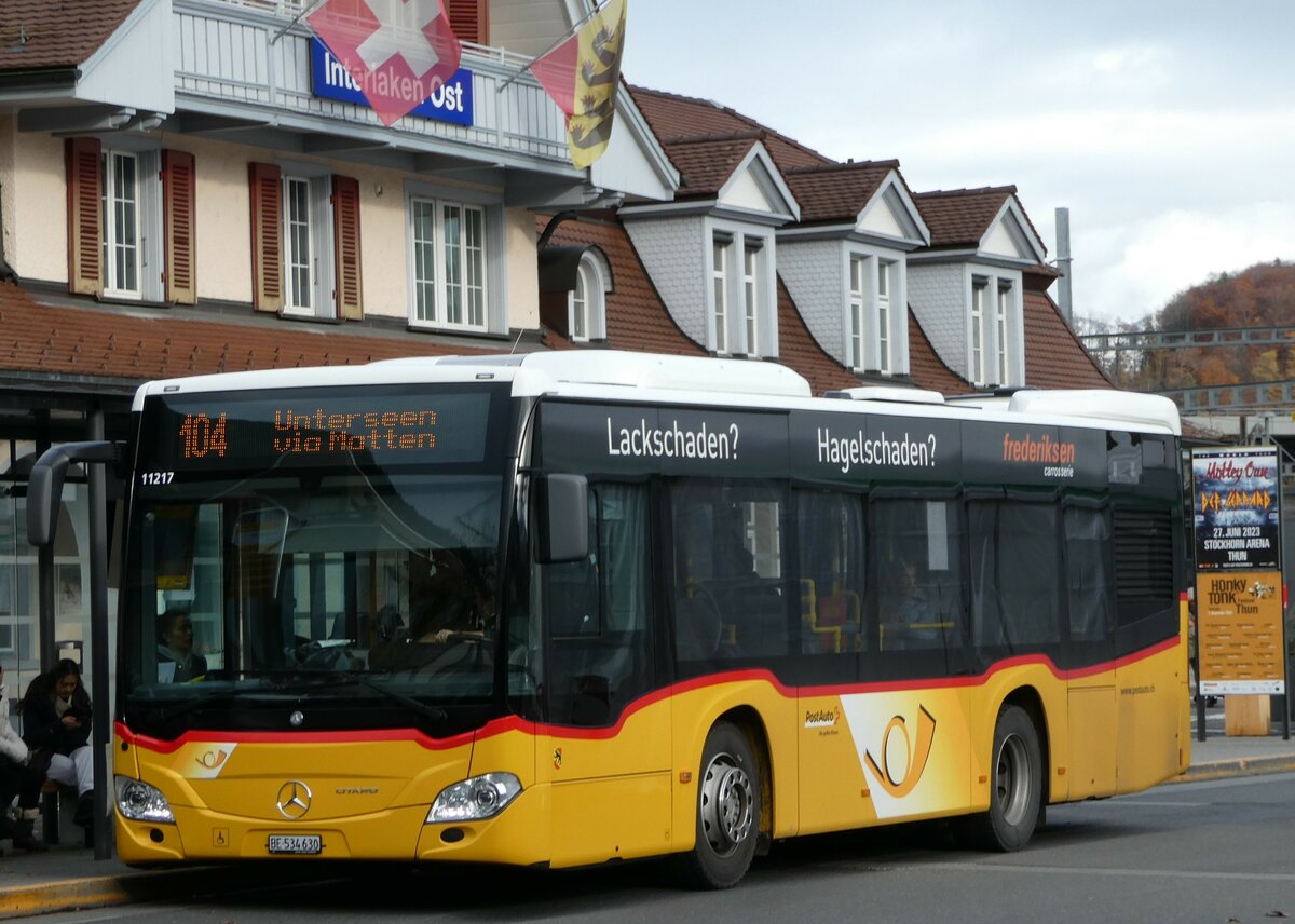 (243'080) - PostAuto Bern - BE 534'630 - Mercedes am 22. November 2022 beim Bahnhof Interlaken Ost