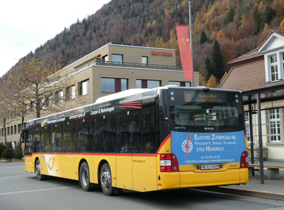 (243'089) - PostAuto Bern - BE 811'692 - MAN am 22. November 2022 beim Bahnhof Interlaken Ost