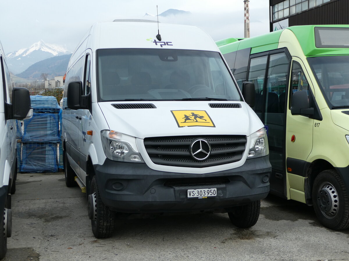 (243'409) - TPC Aigle - Nr. 207/VS 303'950 - Mercedes (ex Schule, Goms) am 3. Dezember 2022 in Collombey, Garage