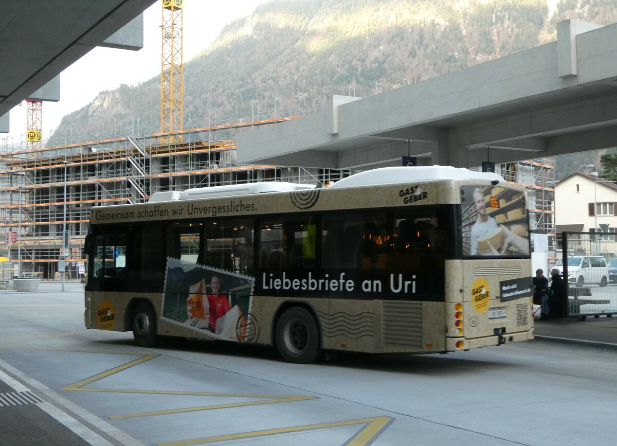 (243'540) - AAGU Altdorf - Nr. 66/UR 9095 - Scania/Hess am 7. Dezember 2022 beim Bahnhof Altdorf