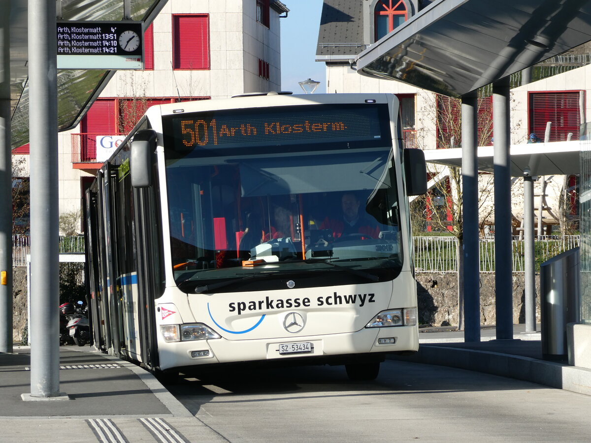 (243'652) - AAGS Schwyz - Nr. 34/SZ 53'434 - Mercedes am 8. Dezember 2022 beim Bahnhof Arth-Goldau