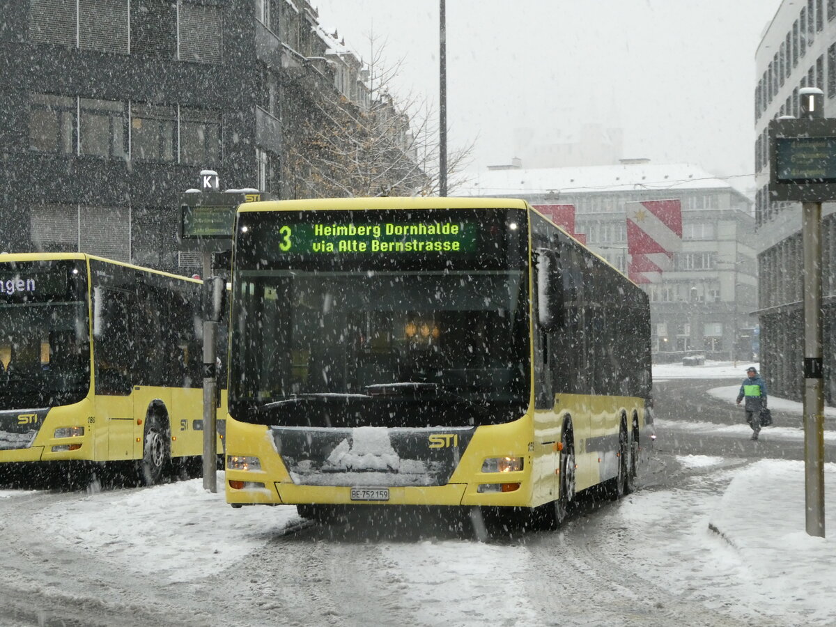 (243'685) - STI Thun - Nr. 159/BE 752'159 - MAN am 9. Dezember 2022 beim Bahnhof Thun