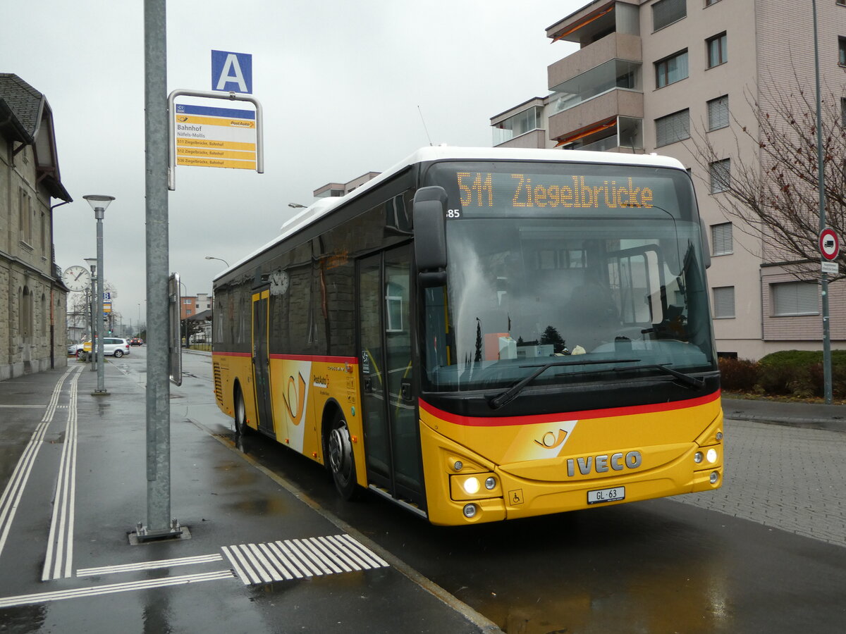 (243'728) - Niederer, Filzbach - GL 63 - Iveco am 10. Dezember 2022 beim Bahnhof Nfels-Mollis