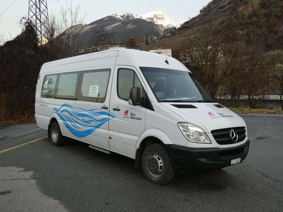 (244'111) - LBB Susten - Nr. 9/VS 38'009 - Mercedes am 26. Dezember 2022 in Leuk, Garage