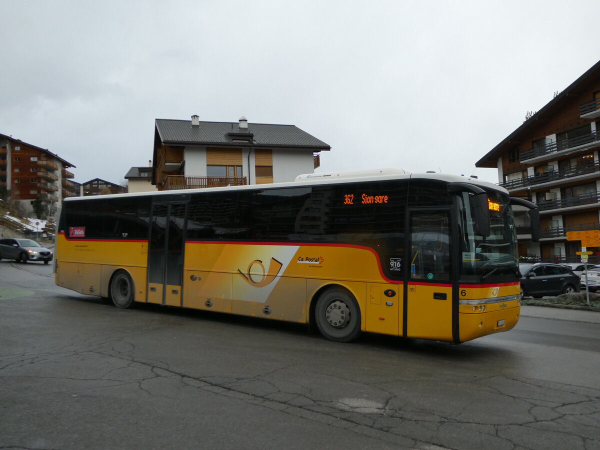 (244'207) - Lathion, Sion - Nr. 6/VS 12'672 - Van Hool am 26. Dezember 2022 in Haute-Nendaz, Tlcabine