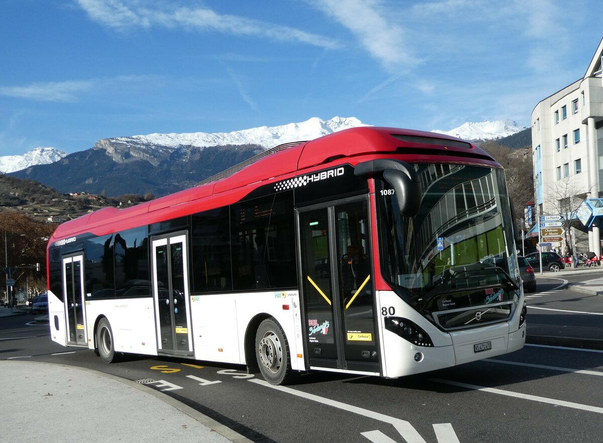 (244'262) - PostAuto Wallis - Nr. 80/VS 471'470 - Volvo am 28. Dezember 2022 beim Bahnhof Sion