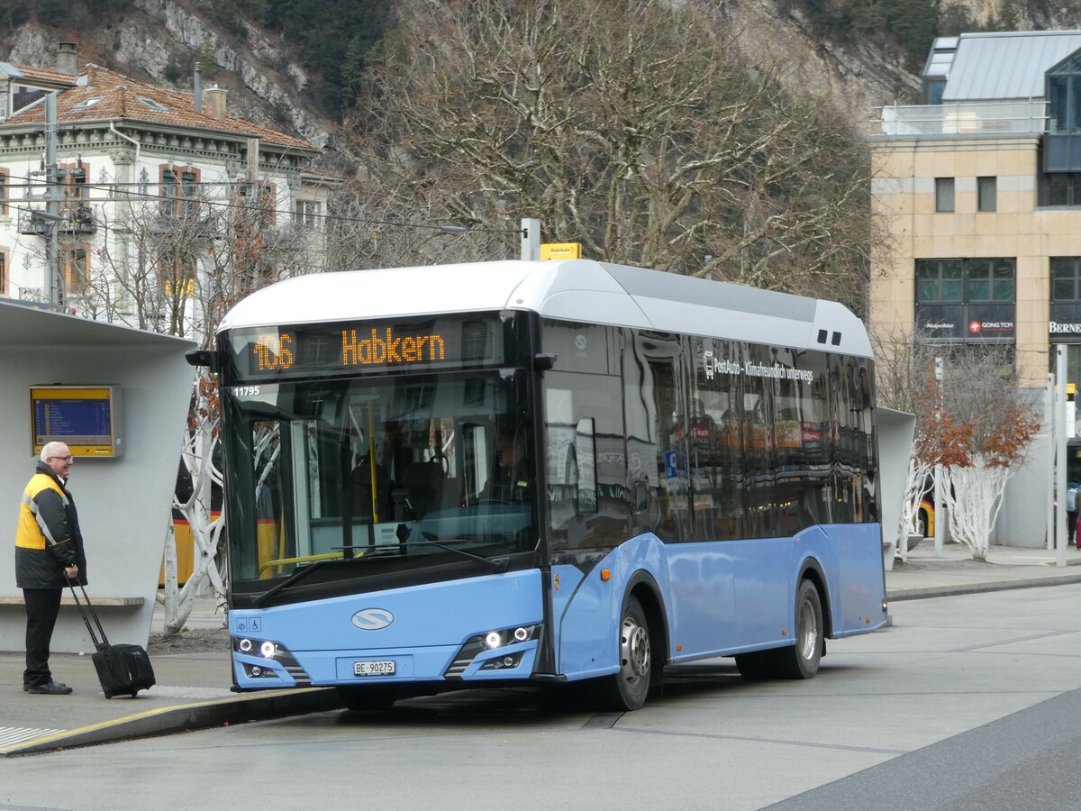 (244'304) - PostAuto Bern - BE 90'275 - Solaris (ex BE 610'546) am 31. Dezember 2022 beim Bahnhof Interlaken West
