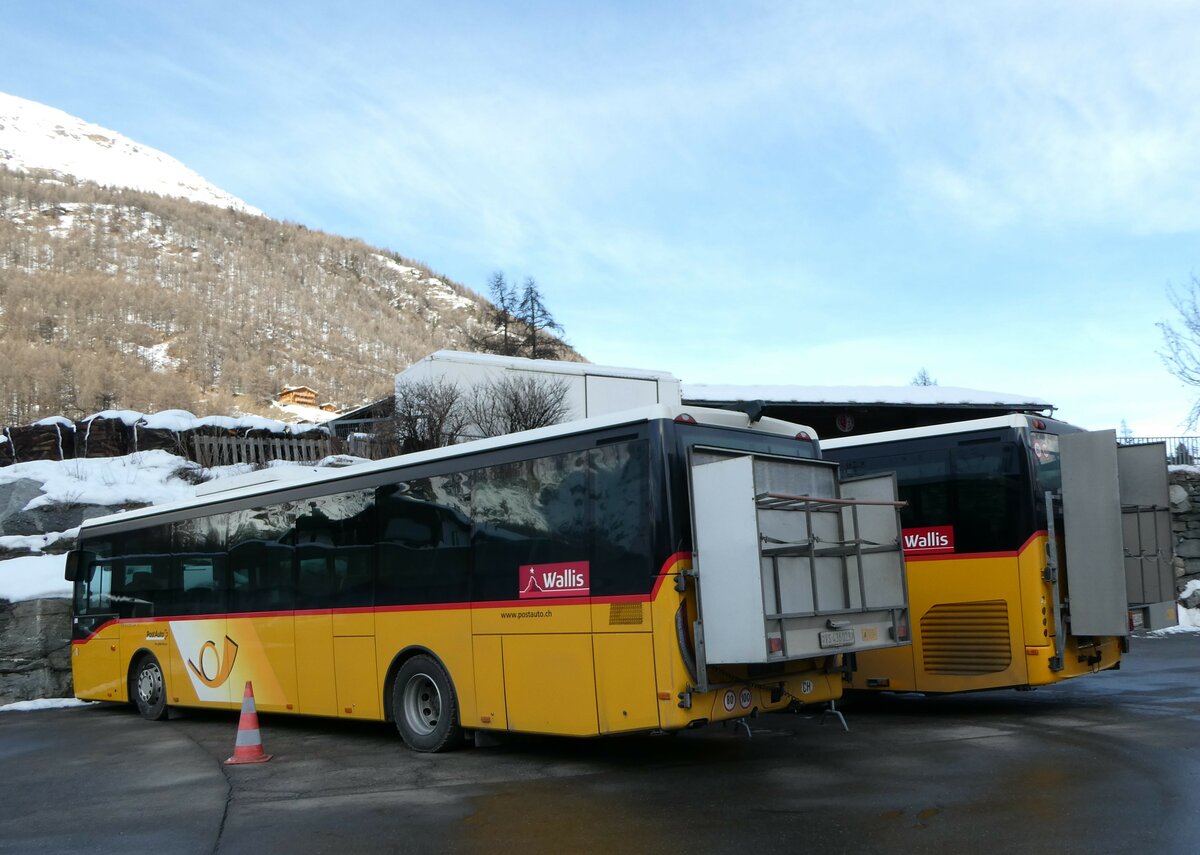 (244'332) - PostAuto Wallis - VS 436'023/PID 10'251 - Iveco am 1. Januar 2023 in Saas-Fee, Busterminal