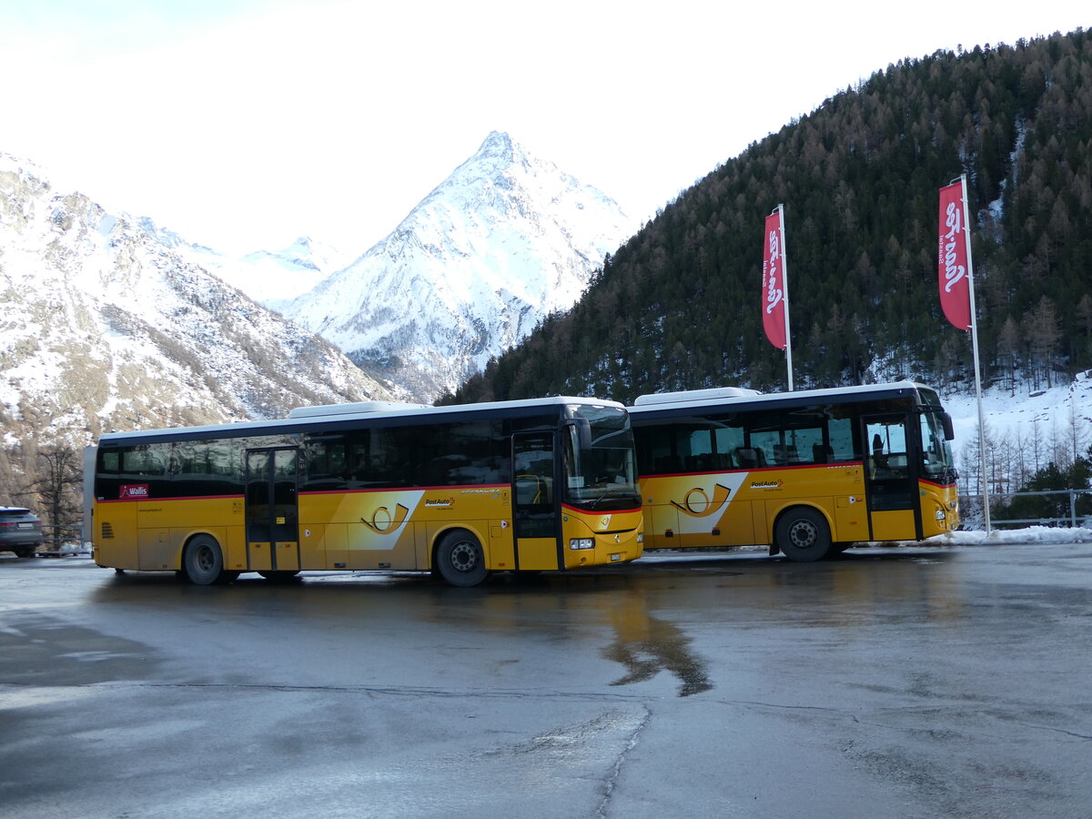 (244'349) - PostAuto Wallis - VS 372'648/PID 5171 - Irisbus am 1. Januar 2023 in Saas-Fee, Busterminal