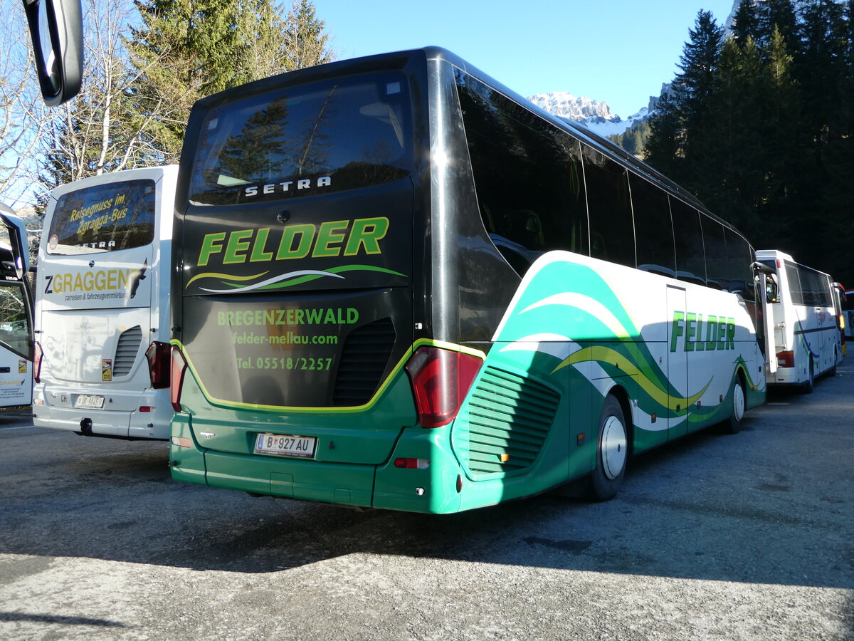 (244'730) - Aus Oesterreich: Felder, Mellau - B 927 AU - Setra am 7. Januar 2023 in Adelboden, ASB