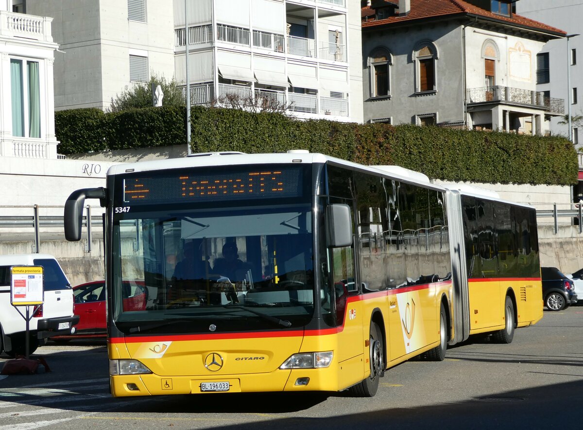 (244'924) - PostAuto Nordschweiz - BL 196'033/PID 5347 - Mercedes am 10. Januar 2023 beim Bahnhof Locarno