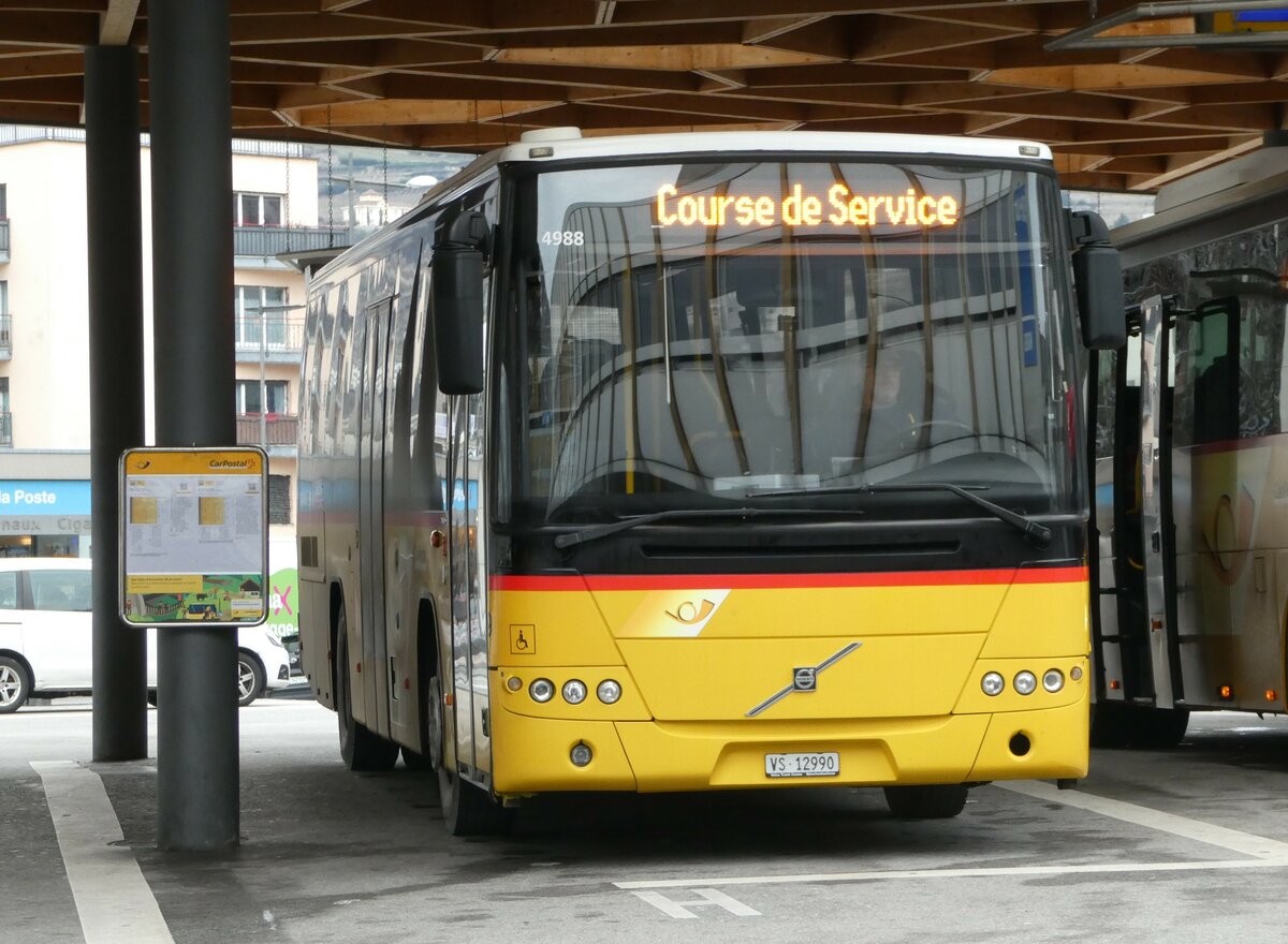 (244'956) - Lathion, Sion - Nr. 9/VS 12'990/PID 4988 - Volvo am 11. Januar 2023 beim Bahnhof Sion