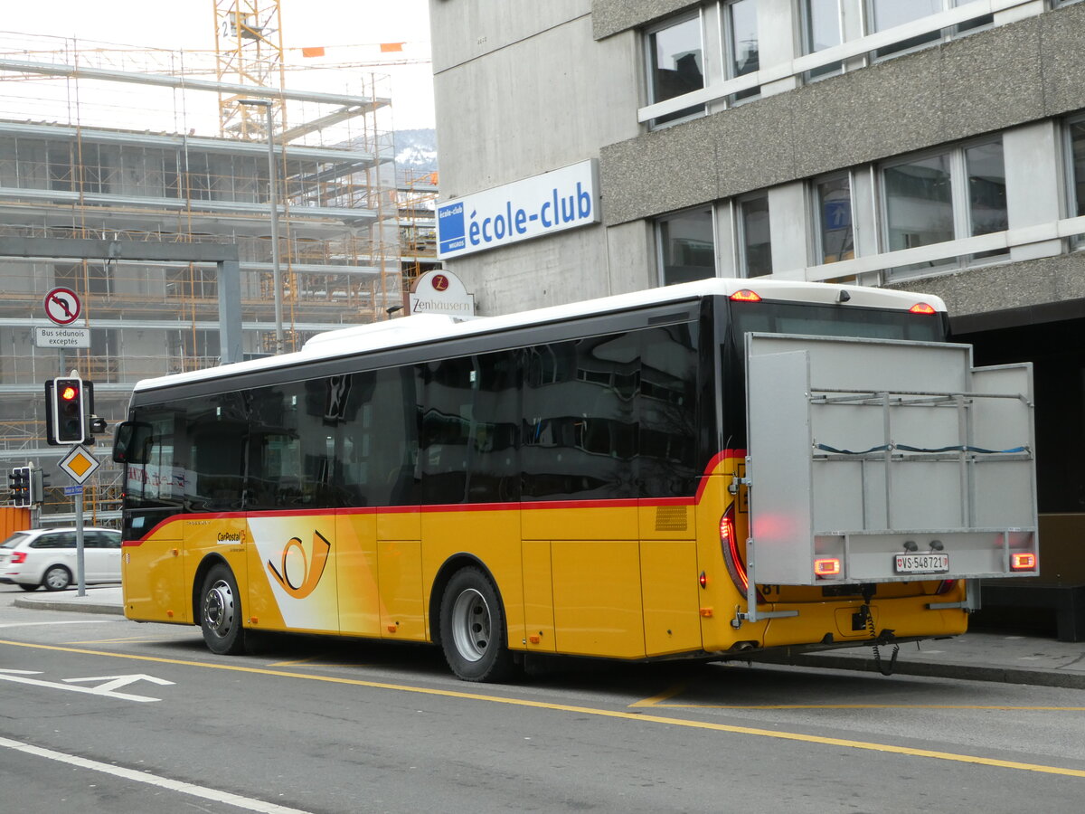 (244'965) - PostAuto Wallis - Nr. 81/VS 548'721/PID 11'884 - Iveco am 11. Januar 2023 beim Bahnhof Sion