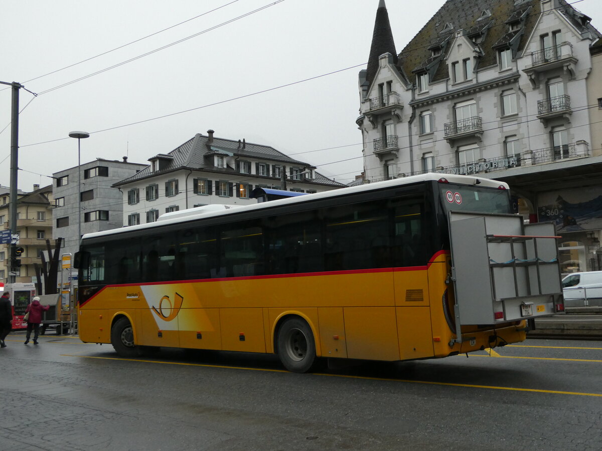 (244'994) - PostAuto Wallis - VS 704/PID 11'812 - Iveco am 11. Januar 2023 beim Bahnhof Brig