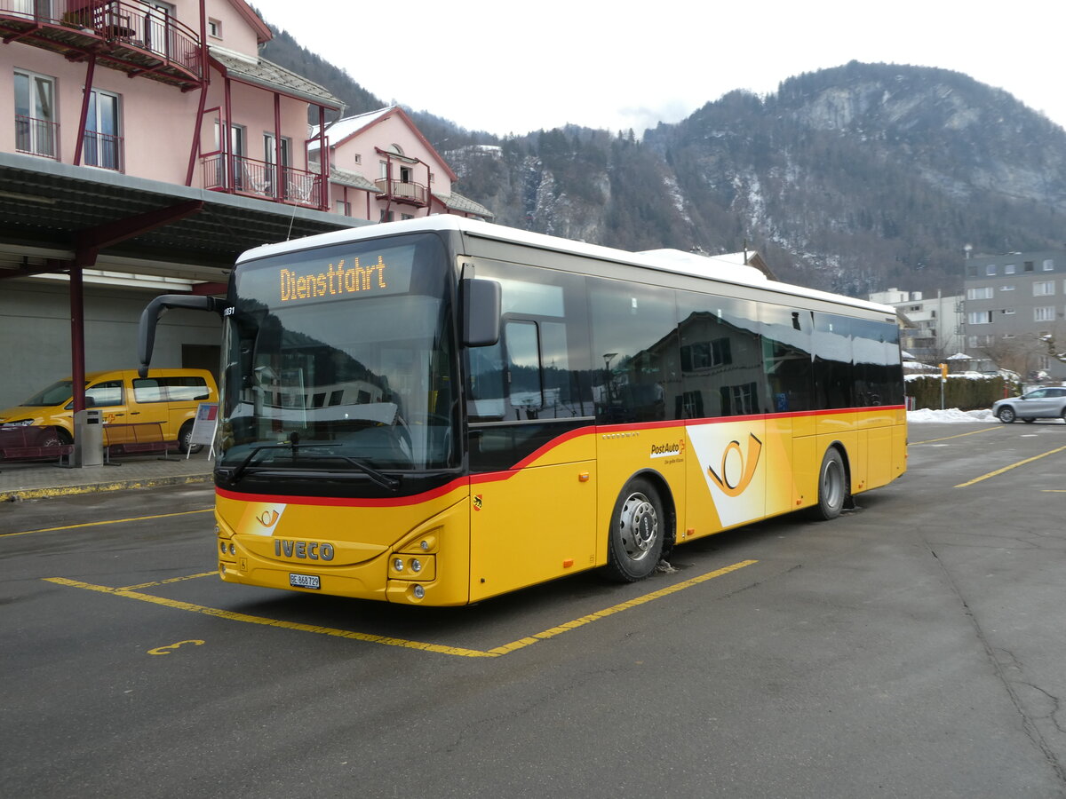 (245'329) - Flck, Brienz - Nr. 29/BE 868'729/PID 11'831 - Iveco am 25. Januar 2023 in Meiringen, Postautostation