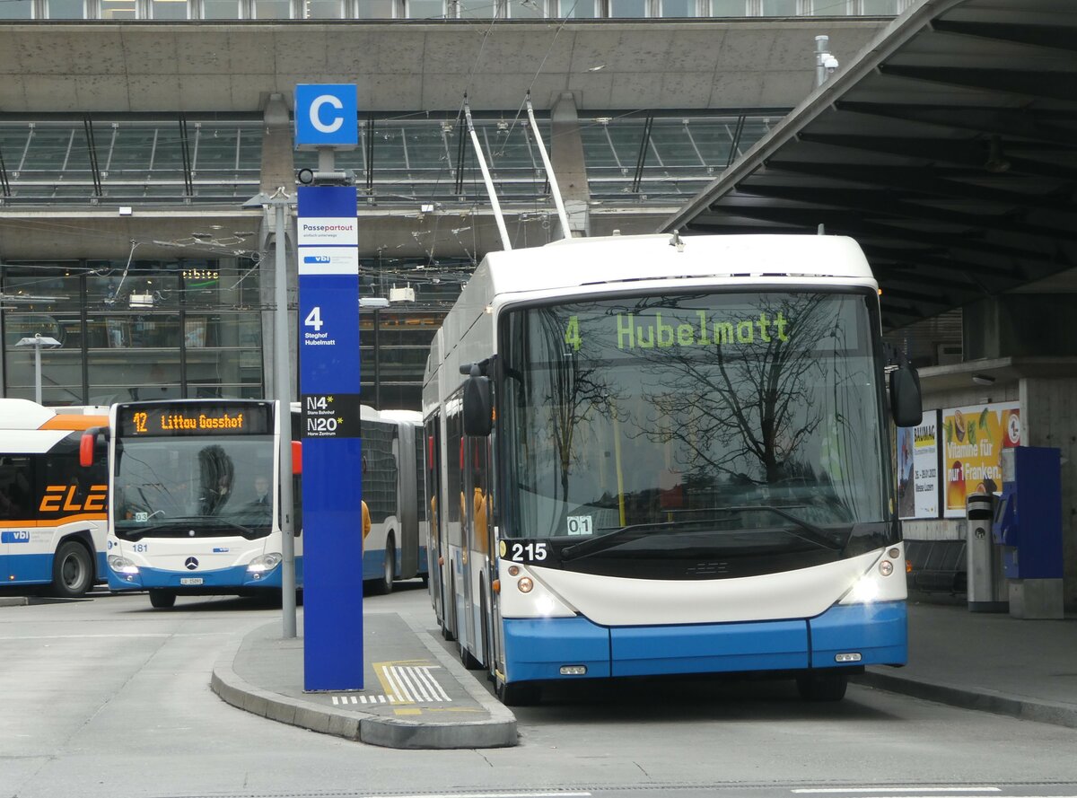 (245'349) - VBL Luzern - Nr. 215 - Hess/Hess Gelenktrolleybus am 25. Januar 2023 beim Bahnhof Luzern