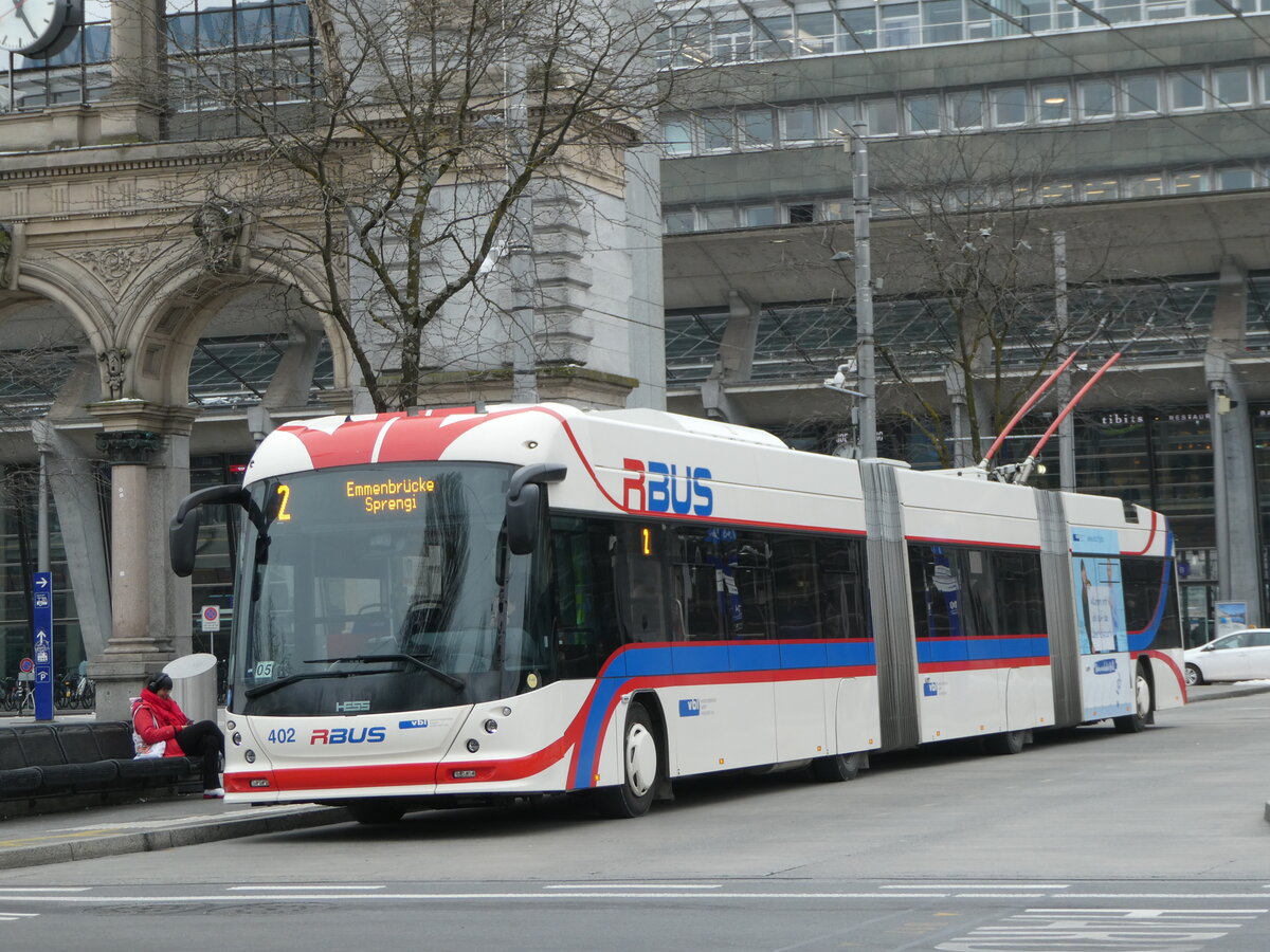 (245'368) - VBL Luzern - Nr. 402 - Hess/Hess Doppelgelenktrolleybus am 25. Januar 2023 beim Bahnhof Luzern